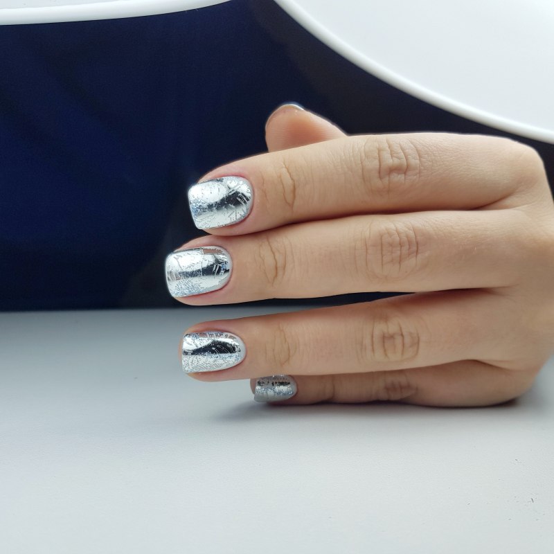 Маникюр с фольгой