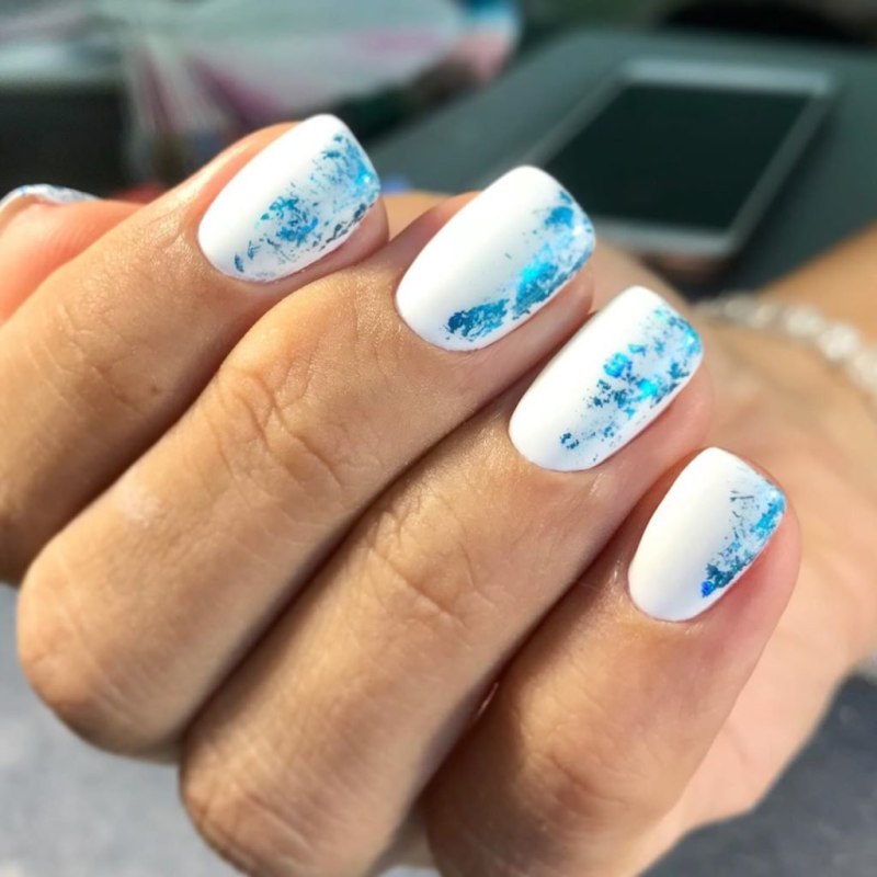 Маникюр голубой с белым