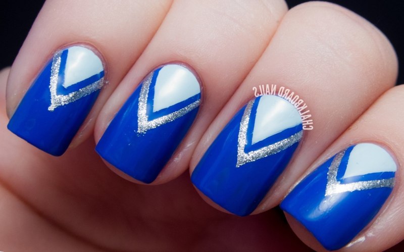 Белый маникюр с фольгой