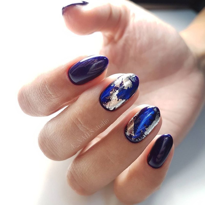 Голубые ногти с битым стеклом
