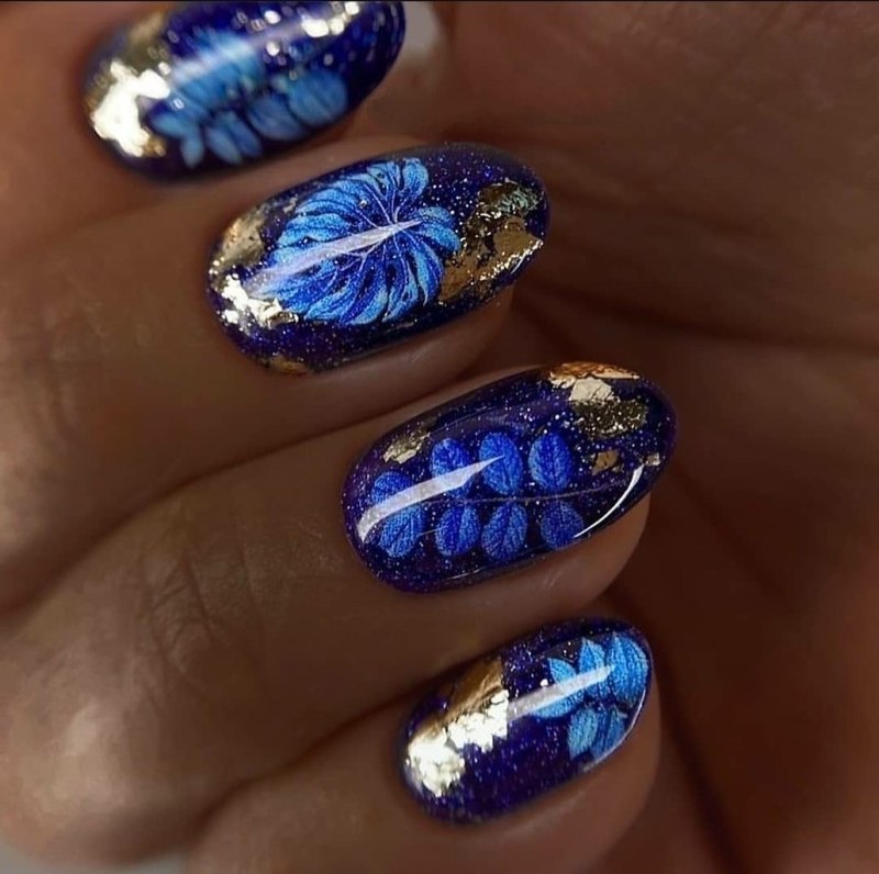 Черные ногти с серебряной фольгой