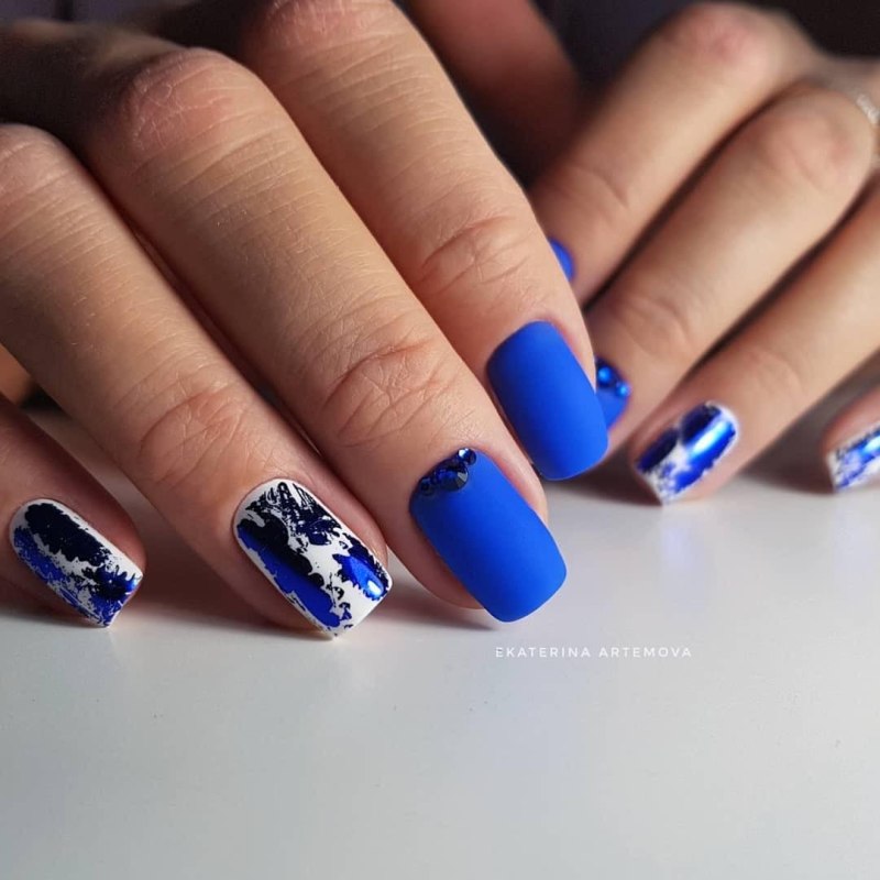 Маникюр синий с фальго