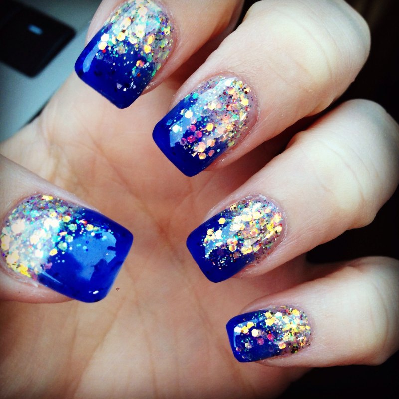 Голубой маникюр с фольгой