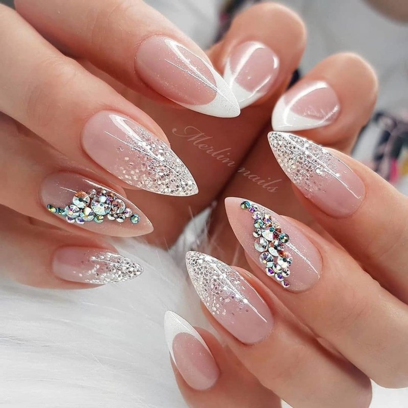 Нюдовый маникюр миндаль