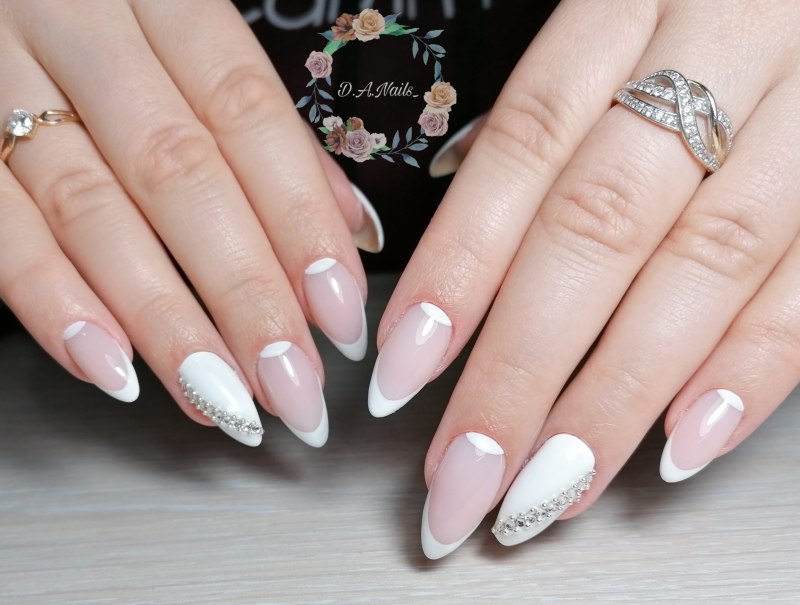 Френч маникюр миндаль