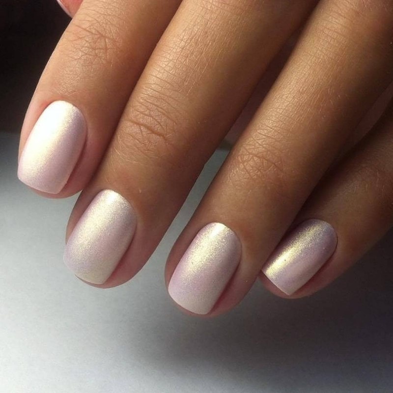 Ногти жемчужного цвета