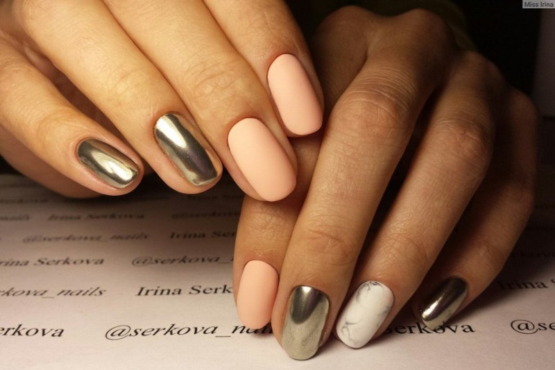 Бежевые ногти с зеркальной втиркой