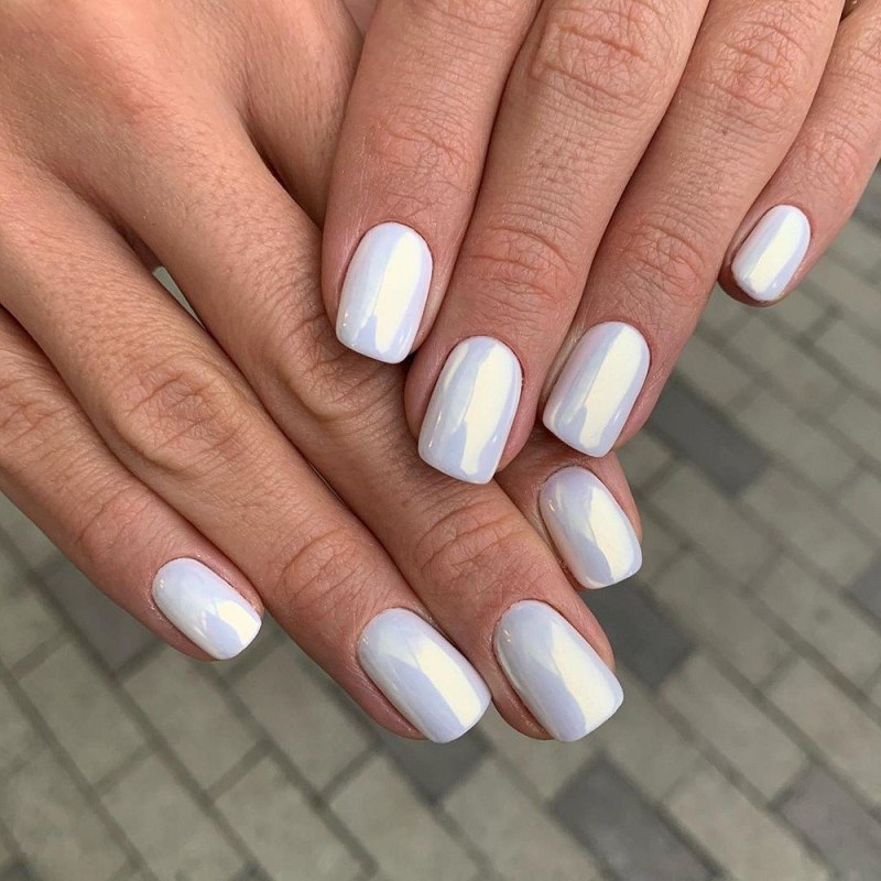 Белый маникюр с втиркой