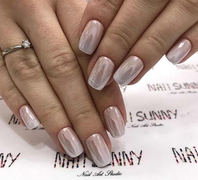 Светлый маникюр с втиркой