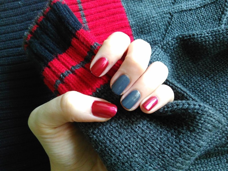 Темно сиреневый маникюр