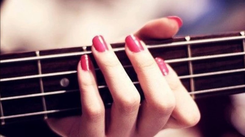 Пальцы на гитаре