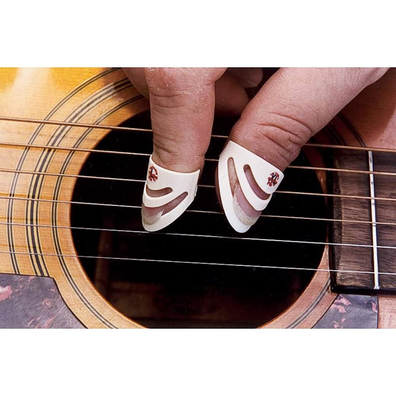 Ногти гитариста грязные