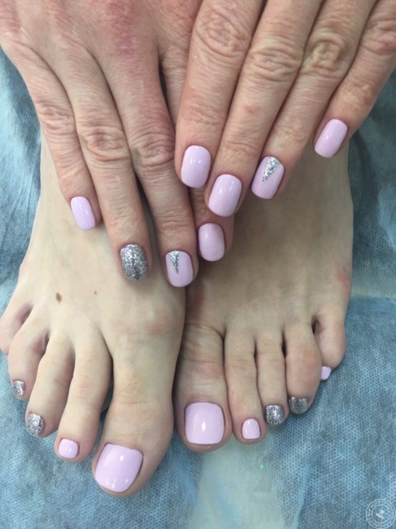 Педикюр красный однотонный