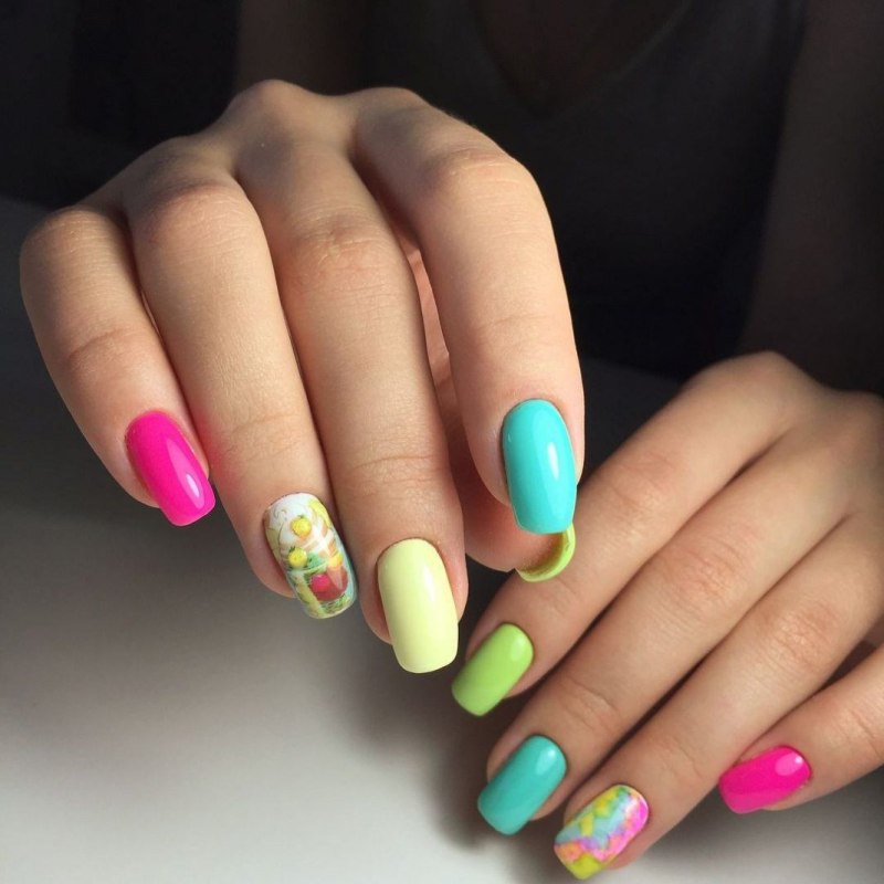 Яркий маникюр