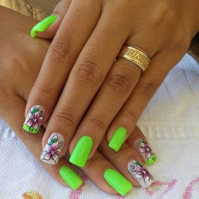 Яркий маникюр