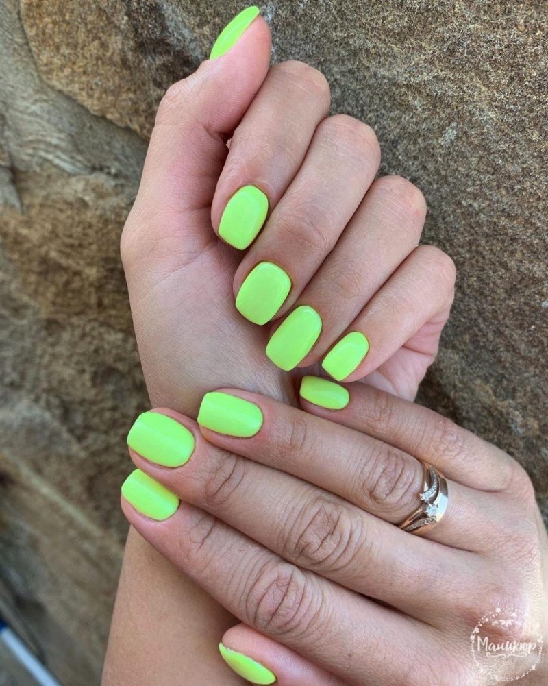 Яркий желтый маникюр