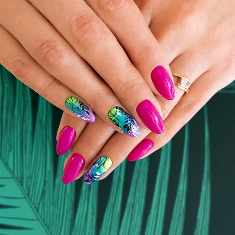 Яркий маникюр