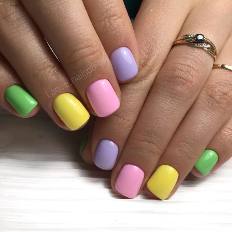 Салатовые ногти