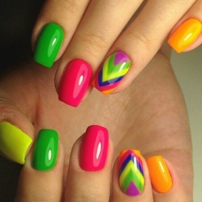 Яркий маникюр