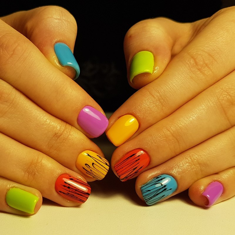 Яркий маникюр