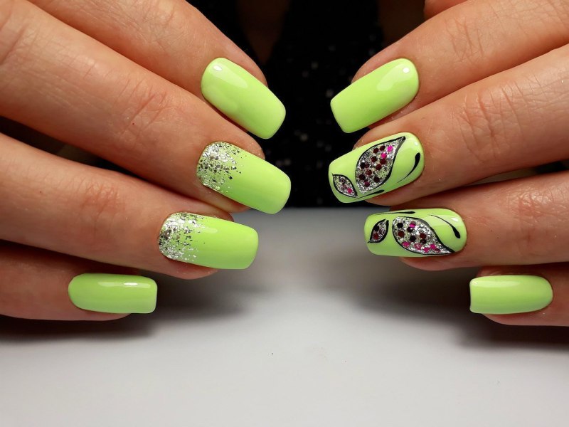 Яркий летний маникюр