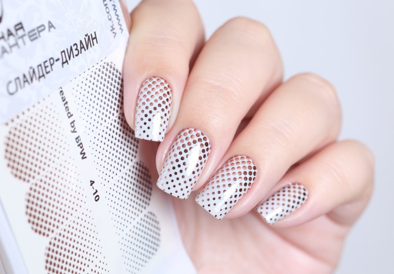 Свадебный маникюр горошек