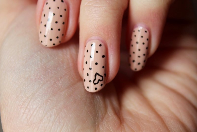 Маникюр в точечку