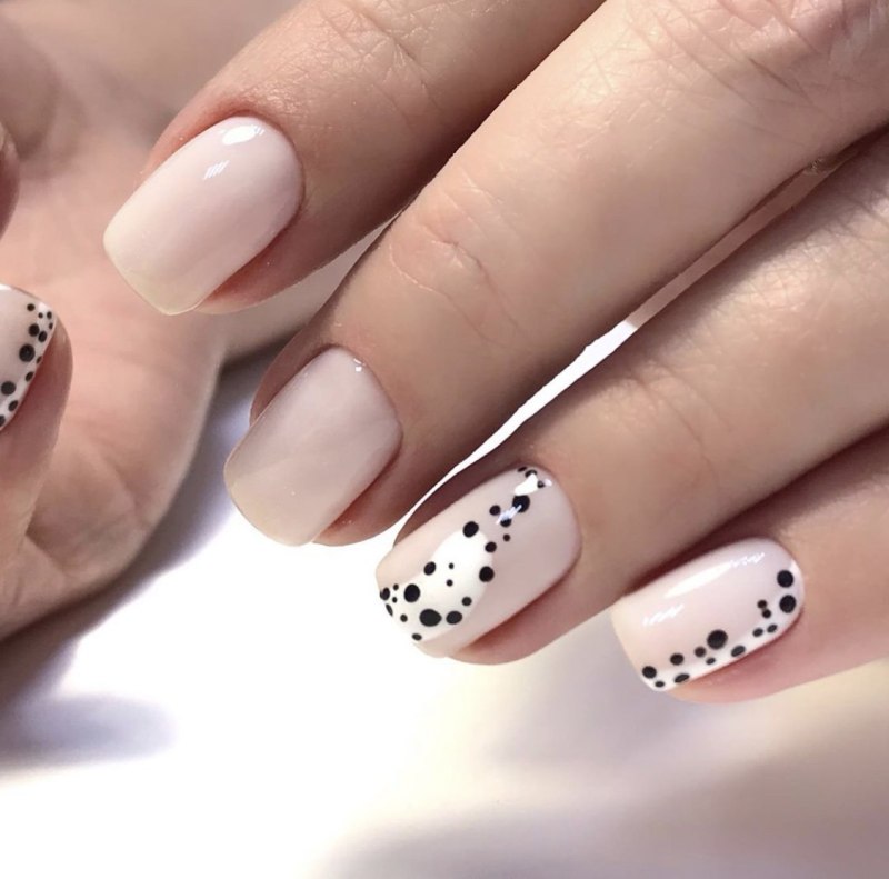 Нежный маникюр с точками
