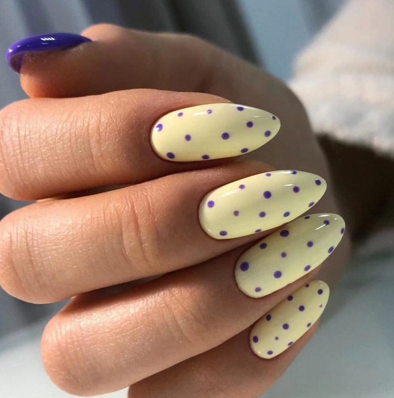 Маникюр с точками