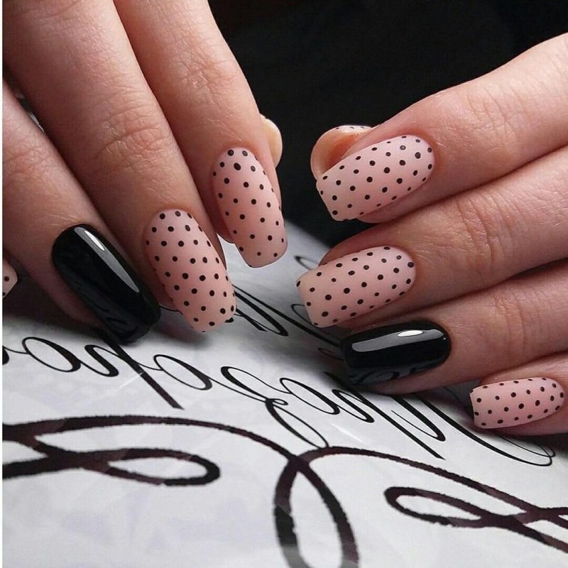 Маникюр в горошек