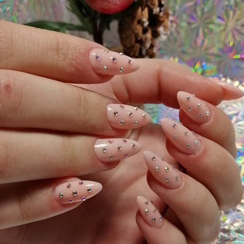 Нюдовые ногти со стразами