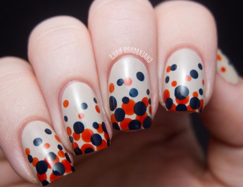 Маникюр с точками