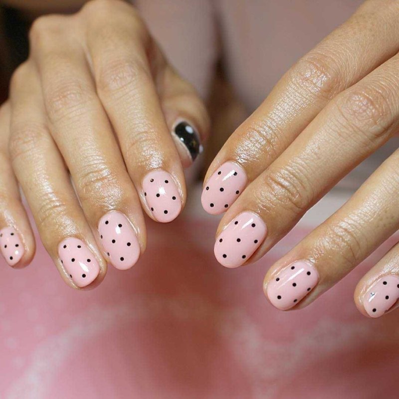 Маникюр в горошек