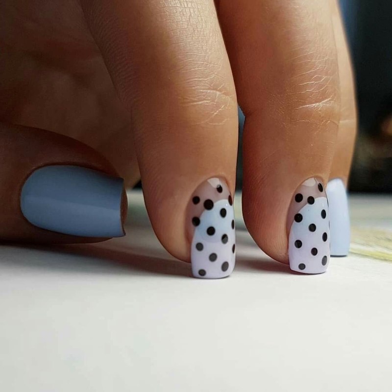 Красивый маникюр в горошек