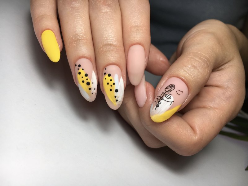 Маникюр жёлтый в крапинку