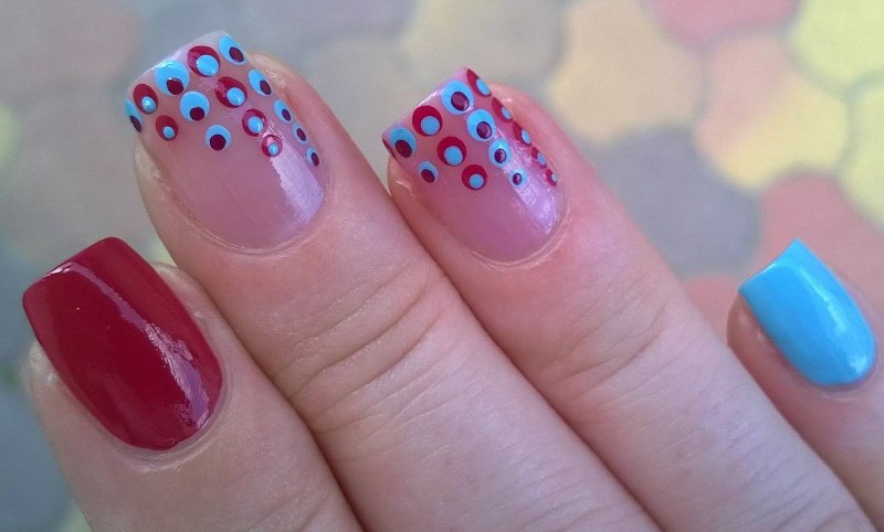 Точечный маникюр на короткие ногти
