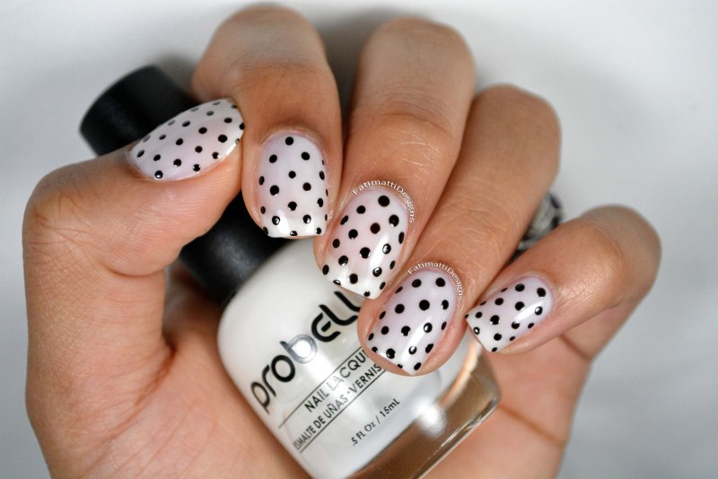 Маникюр с точками