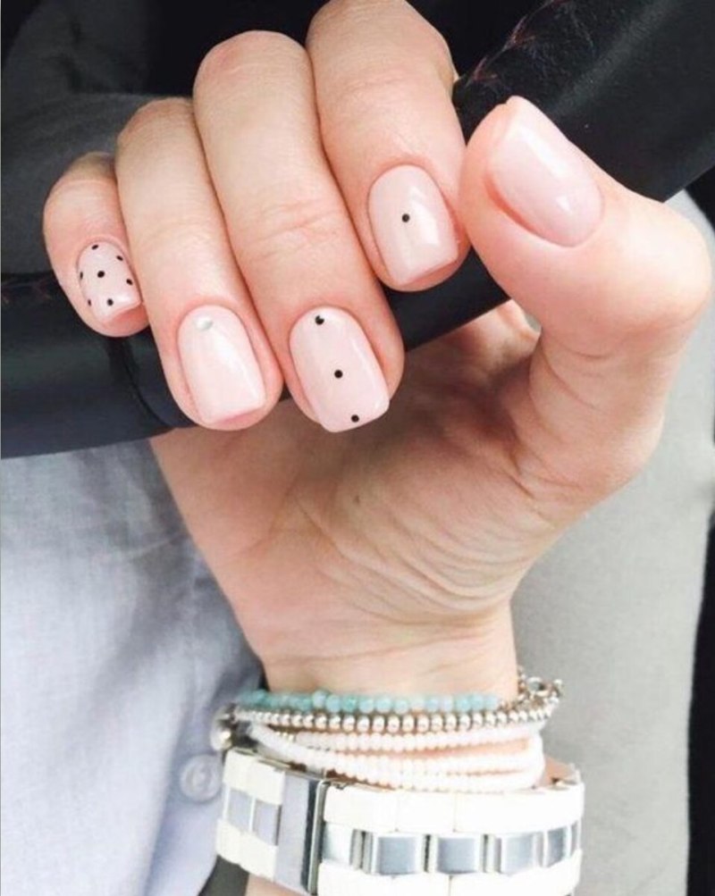 Маникюр на короткие ногти Минимализм