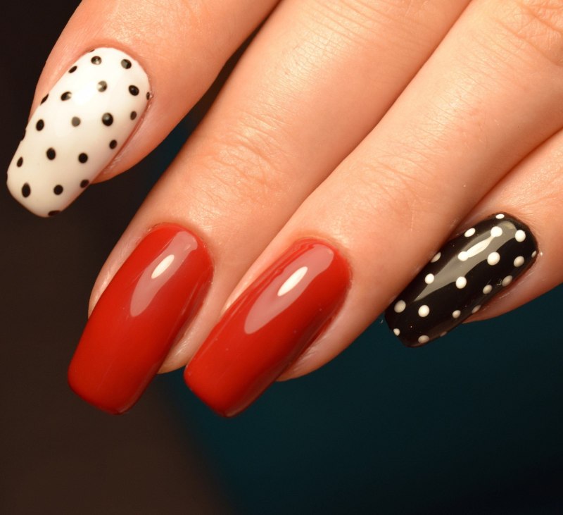 Маникюр красный с белым