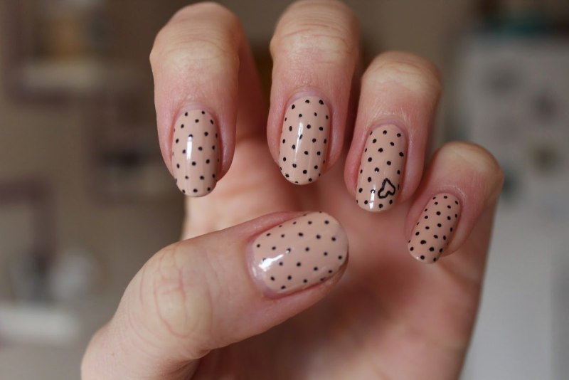 Маникюр в точечку