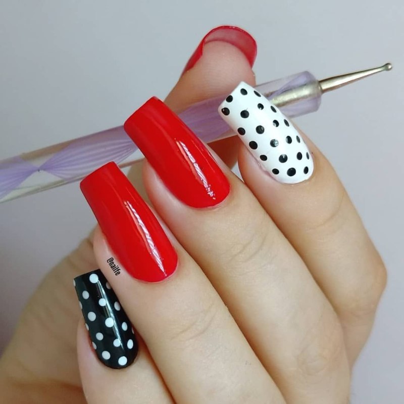 Ногти в горошек