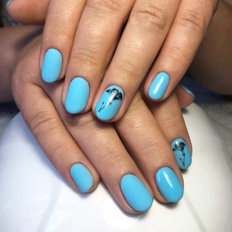 Розовоголубоц маникюр