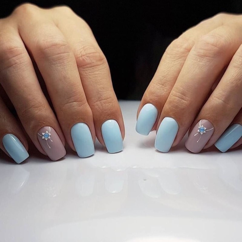 Маникюр на короткие ногти голубого цвета