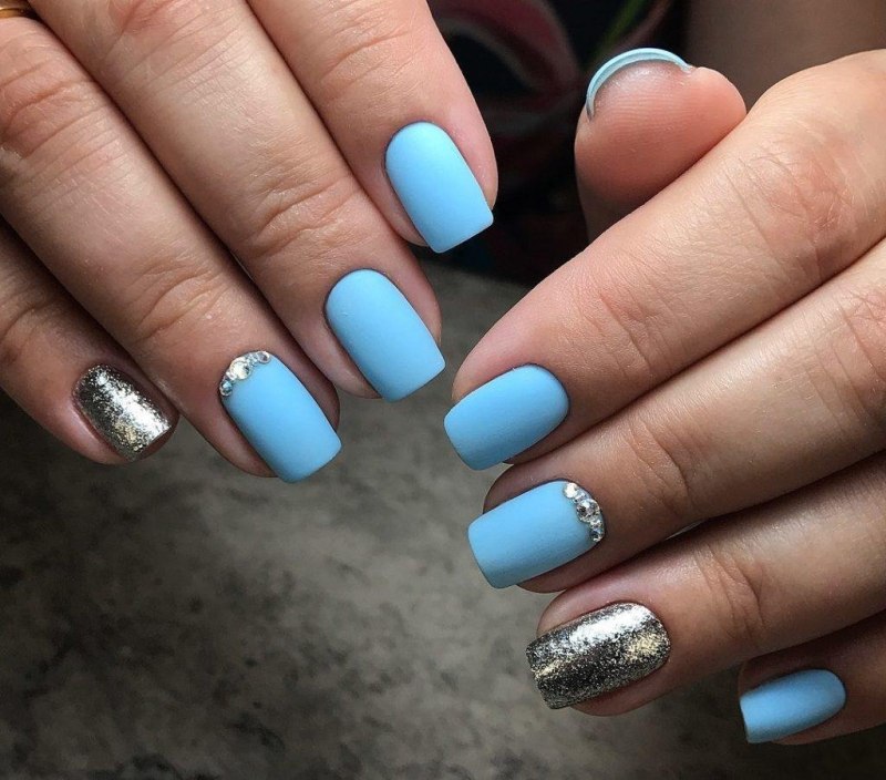 Голубой маникюр
