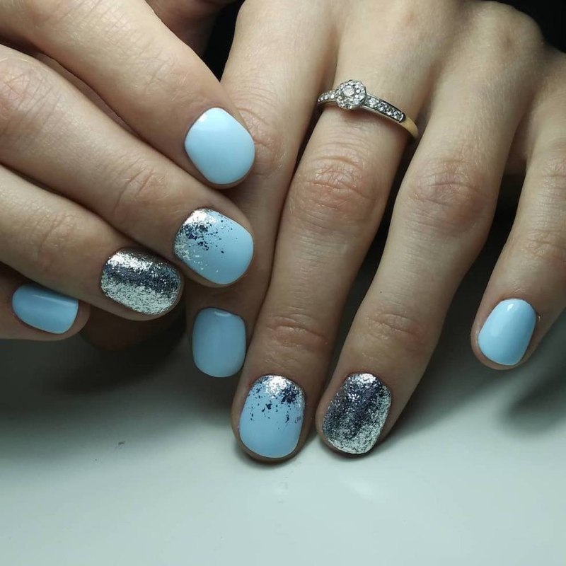 Голубые ногти