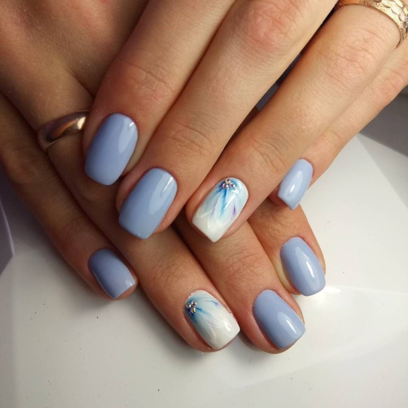 Голубой маникюр на короткие ногти