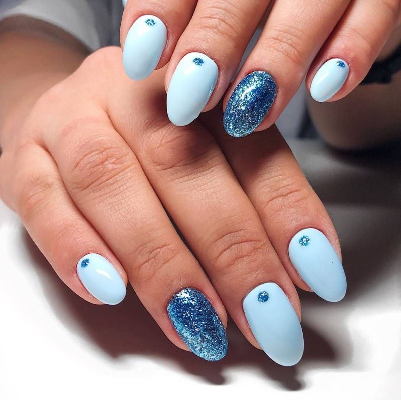 Голубой маникюр