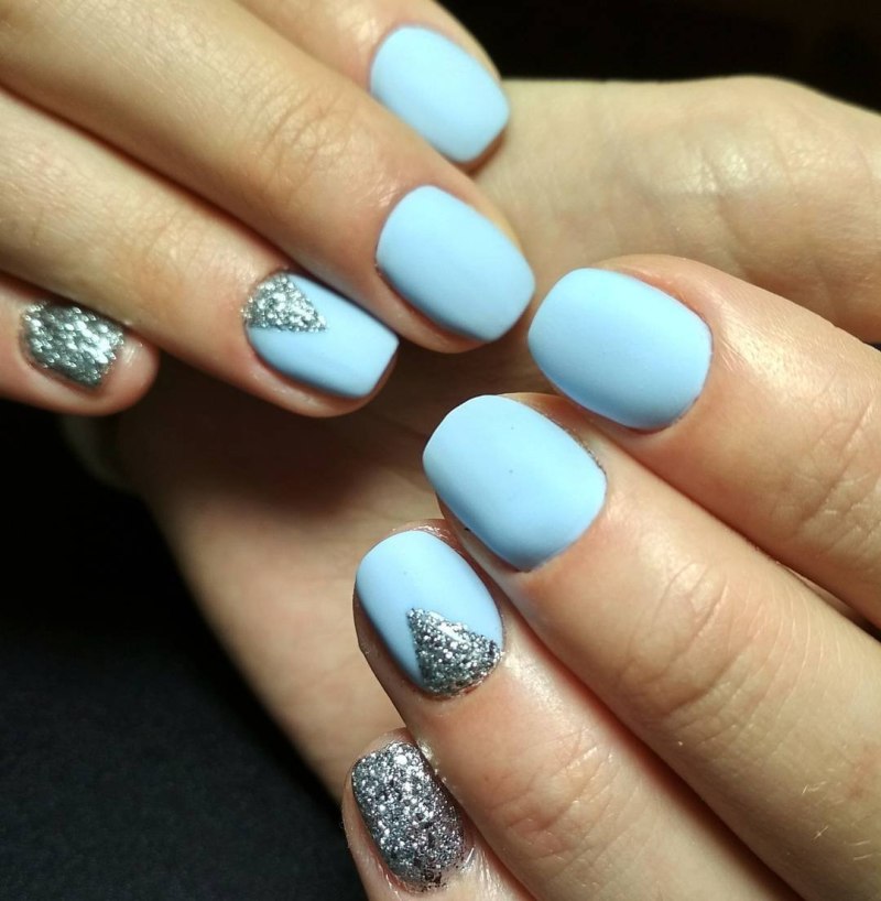 Маникюр голубой с белым