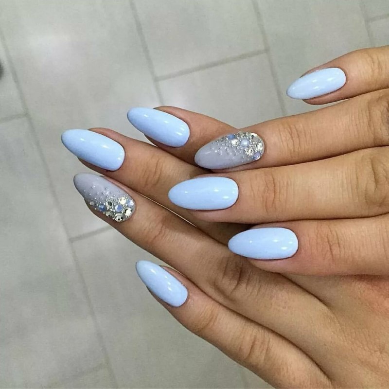 Голубой маникюр