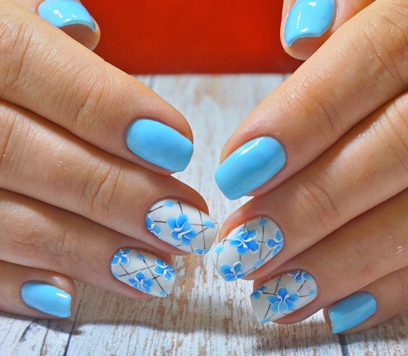 Голубой маникюр